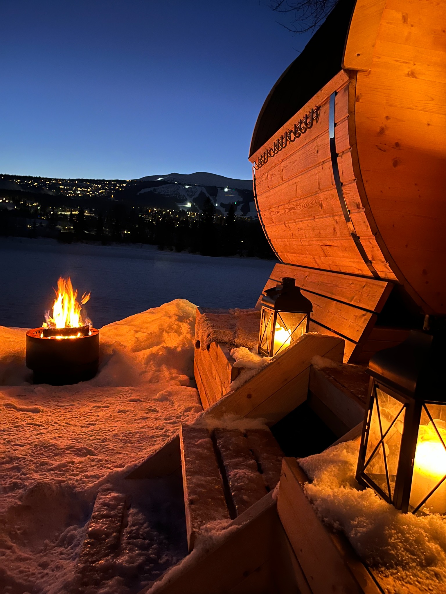 Trysil Sauna i vinterlandskap med varm belysning og bålpanne